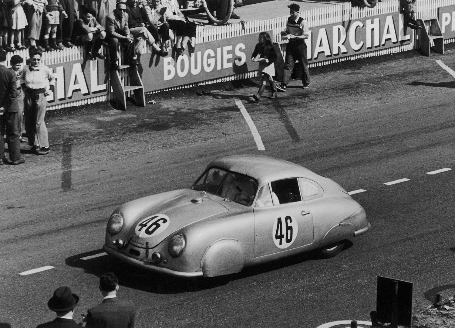 1951年のル・マン24時間耐久レースでクラス優勝したポルシェ356SL