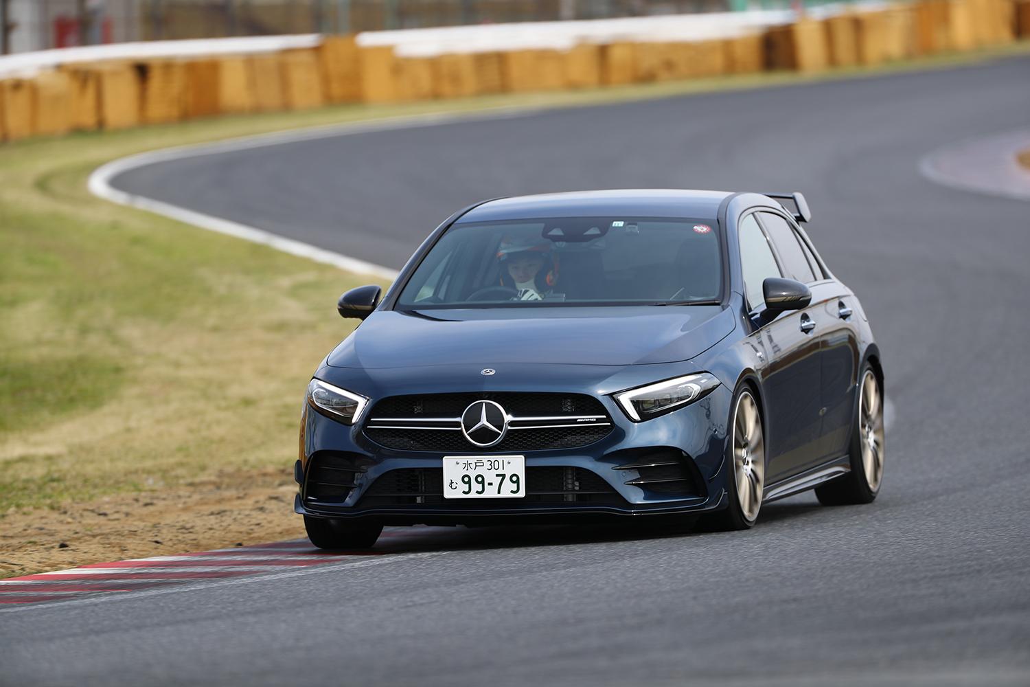 筑波サーキットのS字コーナーを走行するA45 AMG