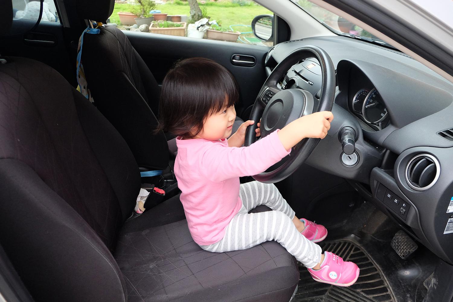 車内に取り残された時のために子供に教えておくべきこと