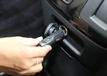 スマホ充電どころか車載冷蔵庫に電気ケトルまで！　シガーソケットはどのぐらい電気を使っても大丈夫なのか？