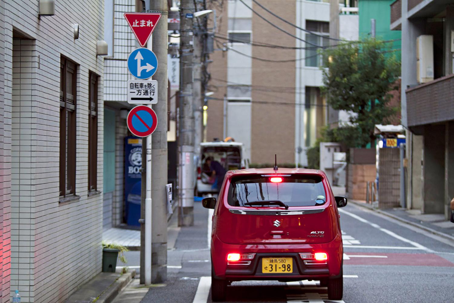 見通しの悪い交差点のイメージ