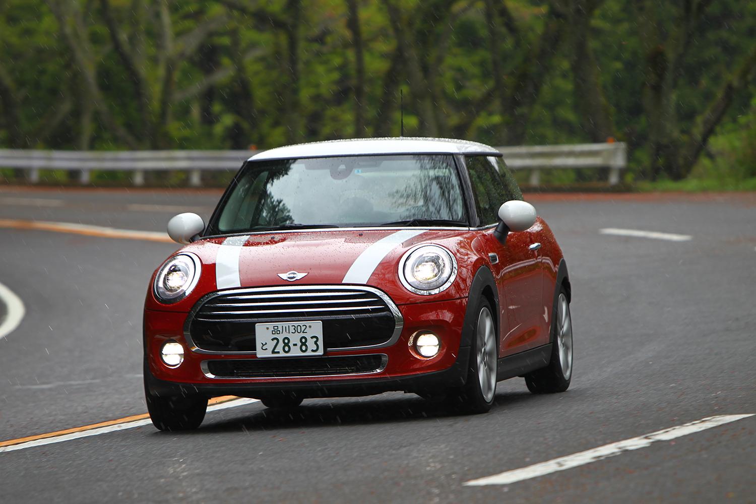 MINIのフロント走行シーン