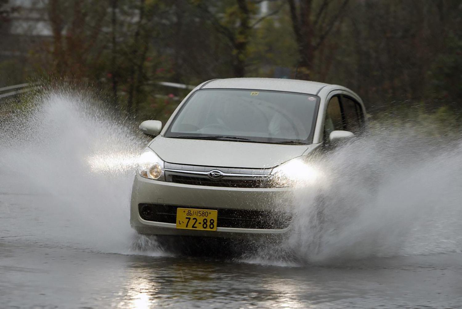 水飛沫を上げて走るクルマ