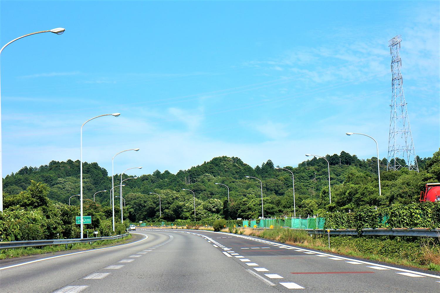 3車線の高速道路