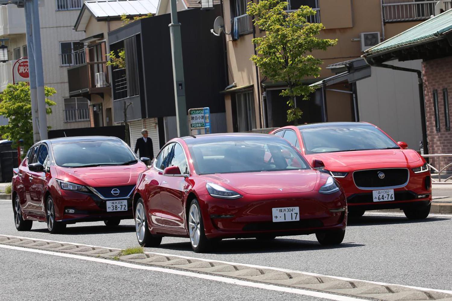 街中を走行する電気自動車のイメージ 〜 画像1