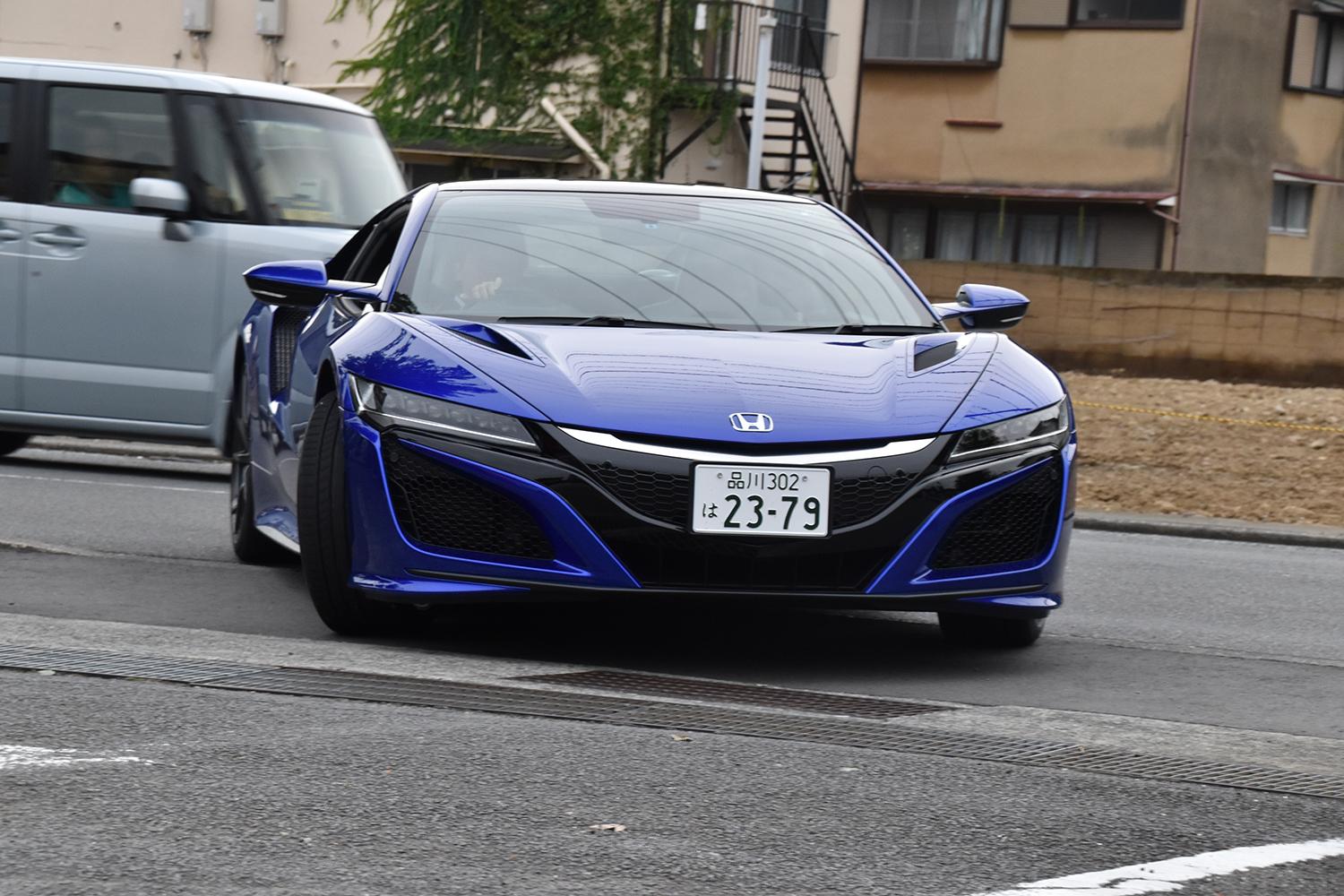 駐車場に入るホンダNSX