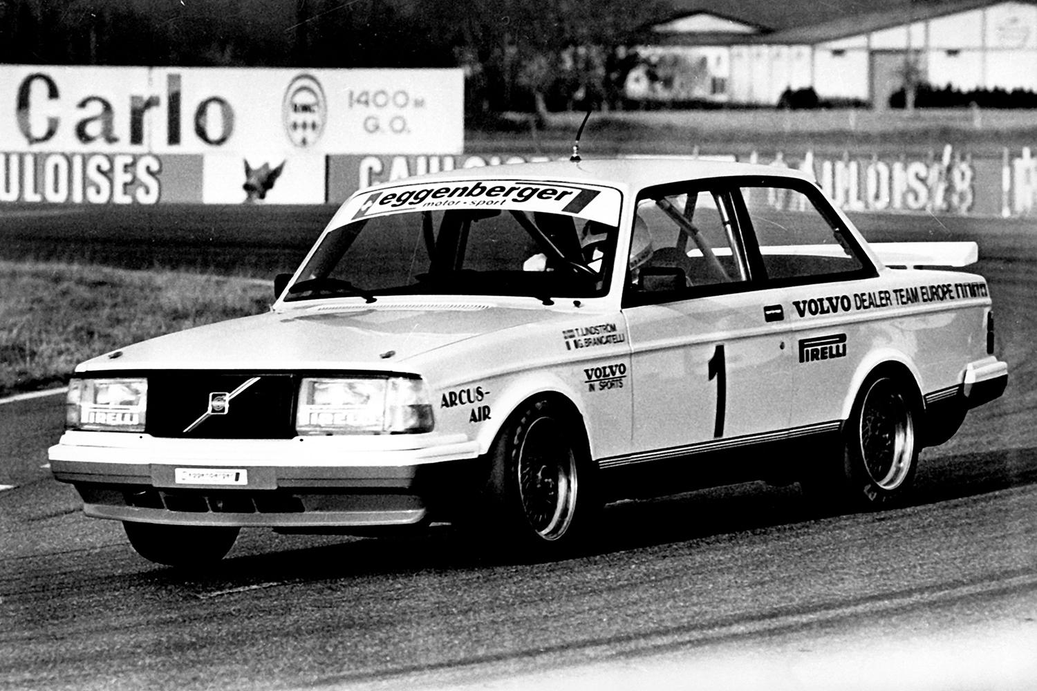 ヨーロッパ選手権で活躍したボルボ240Tの走行シーン