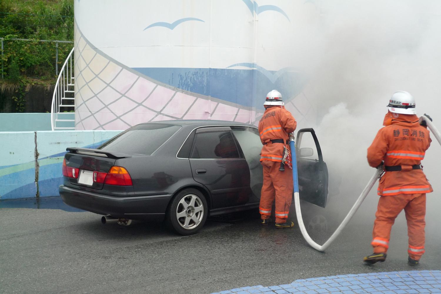 車両火災のイメージ（消火中）