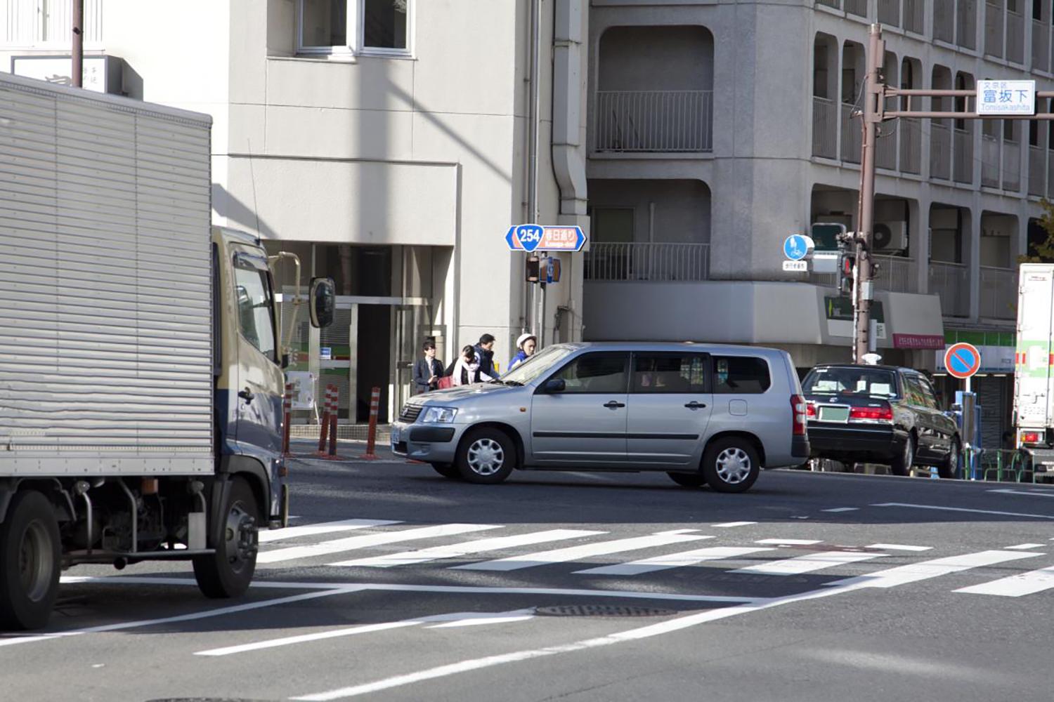 ウインカーを使うべきところで使わない危険なクルマ 〜 画像1