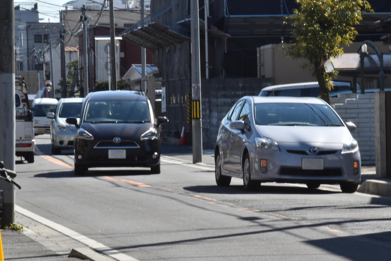 ウインカーを出さずに路駐車を避けるクルマ 〜 画像6