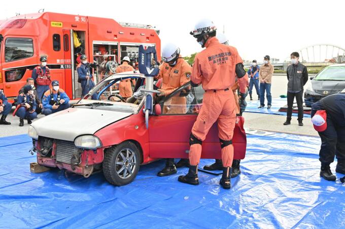 車体切断から心臓マッサージまで！　ラリー競技の「陰の功労者」オフィシャルのレスキュー訓練の凄まじさ