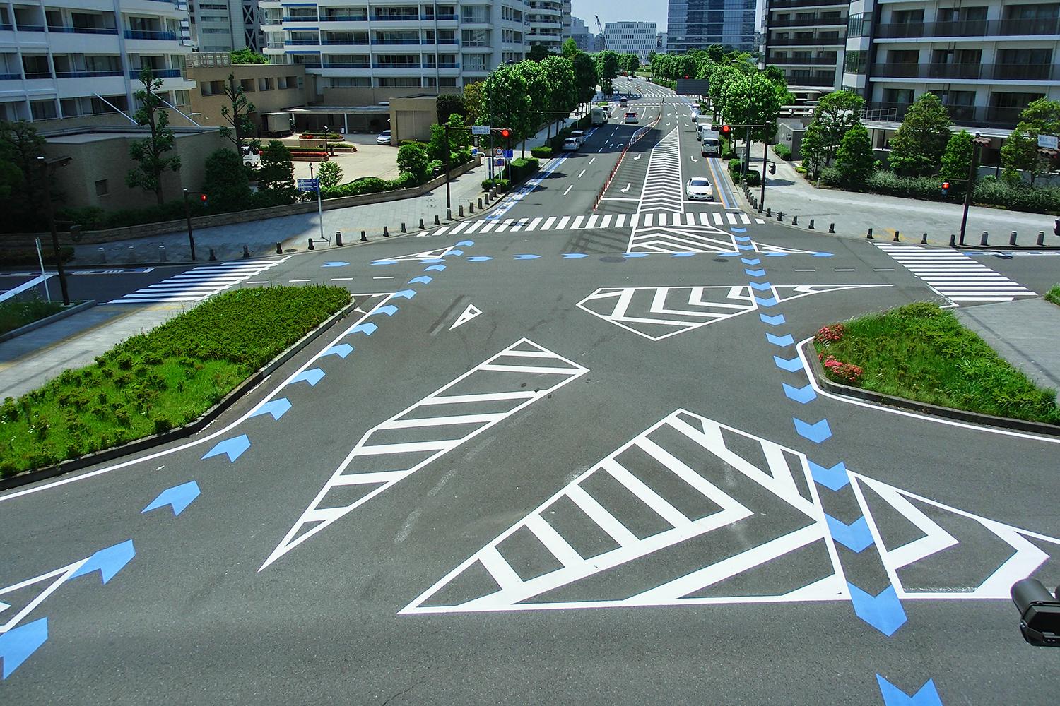 ゼブラゾーンの走行や駐停車は許されるのか