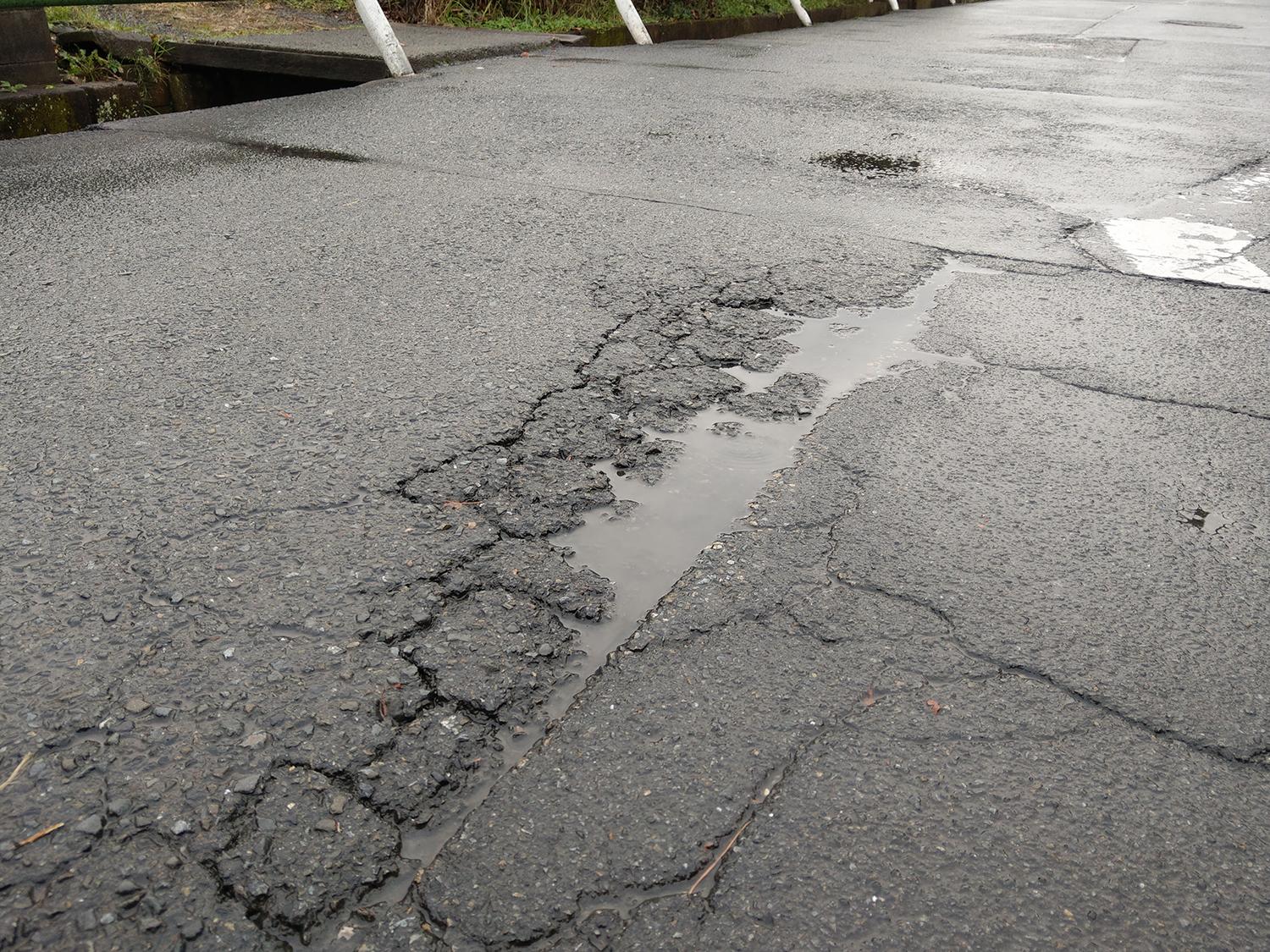 道路の穴