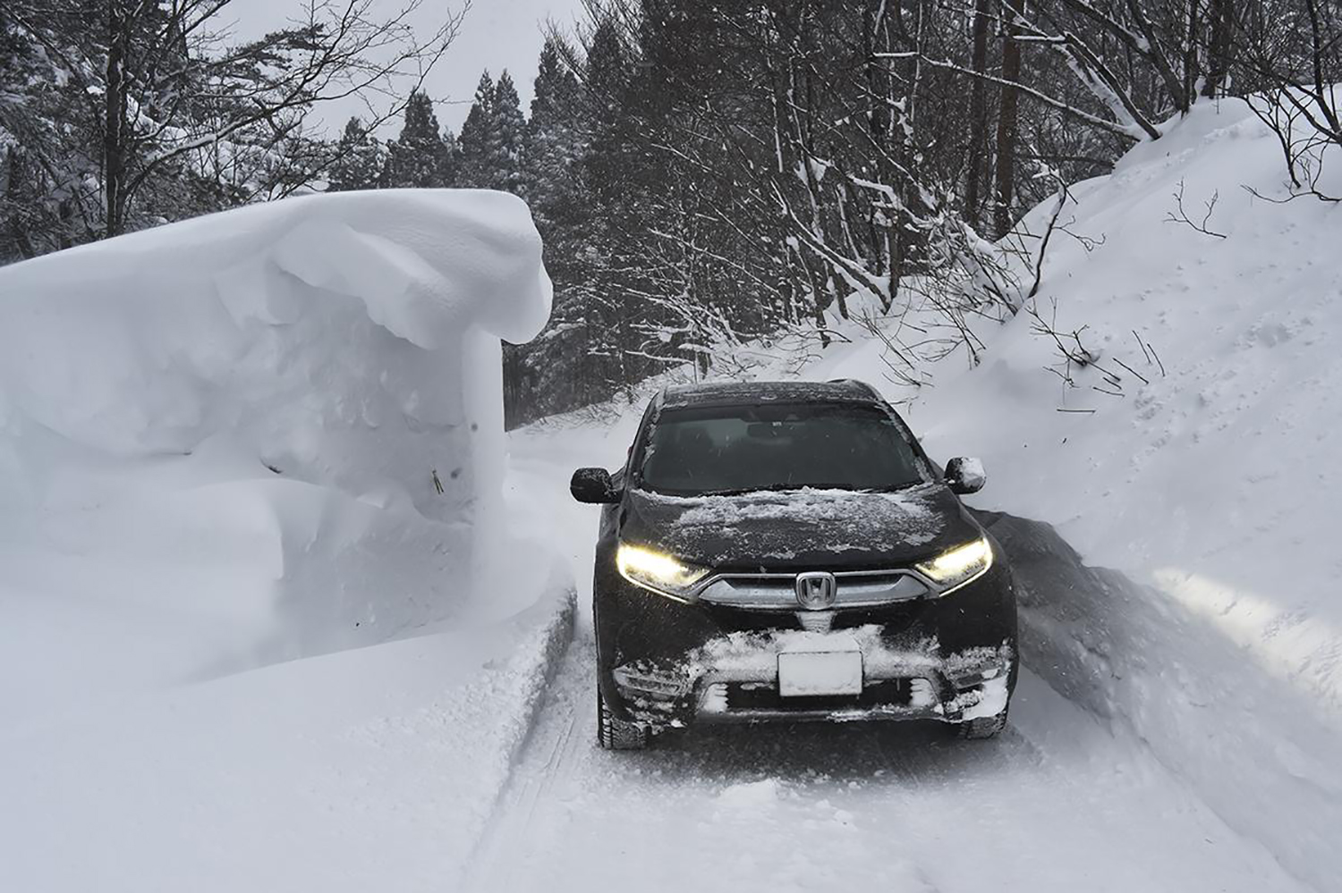 クルマに雪を積んだまま走るのはキケンなのか