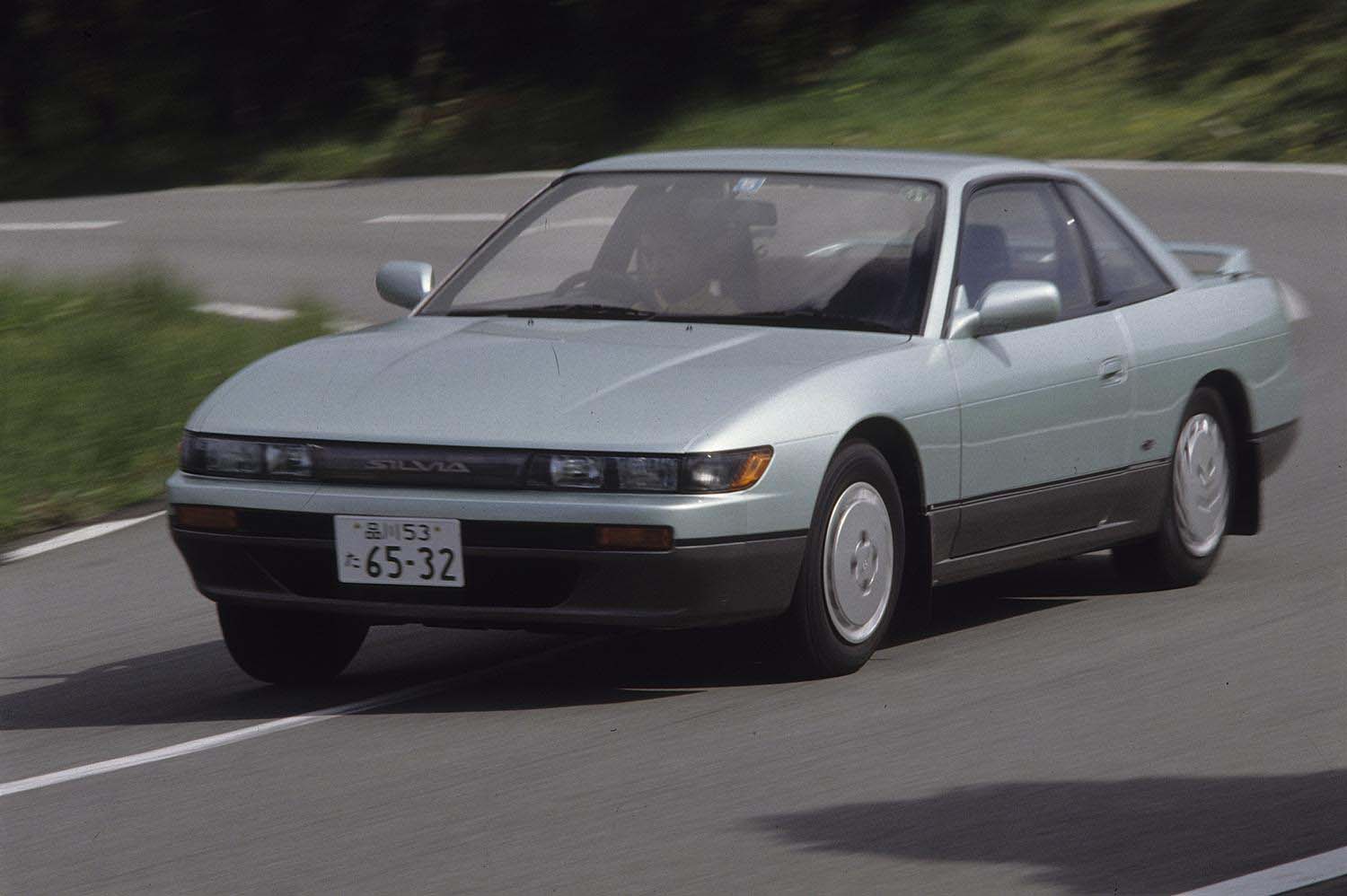 S13型日産シルビアの走行シーン