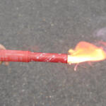 【画像】「発煙筒」ではなく「発炎筒」が正式！　有効期限切れは車検でNGな「赤い筒」の中身 〜 画像3