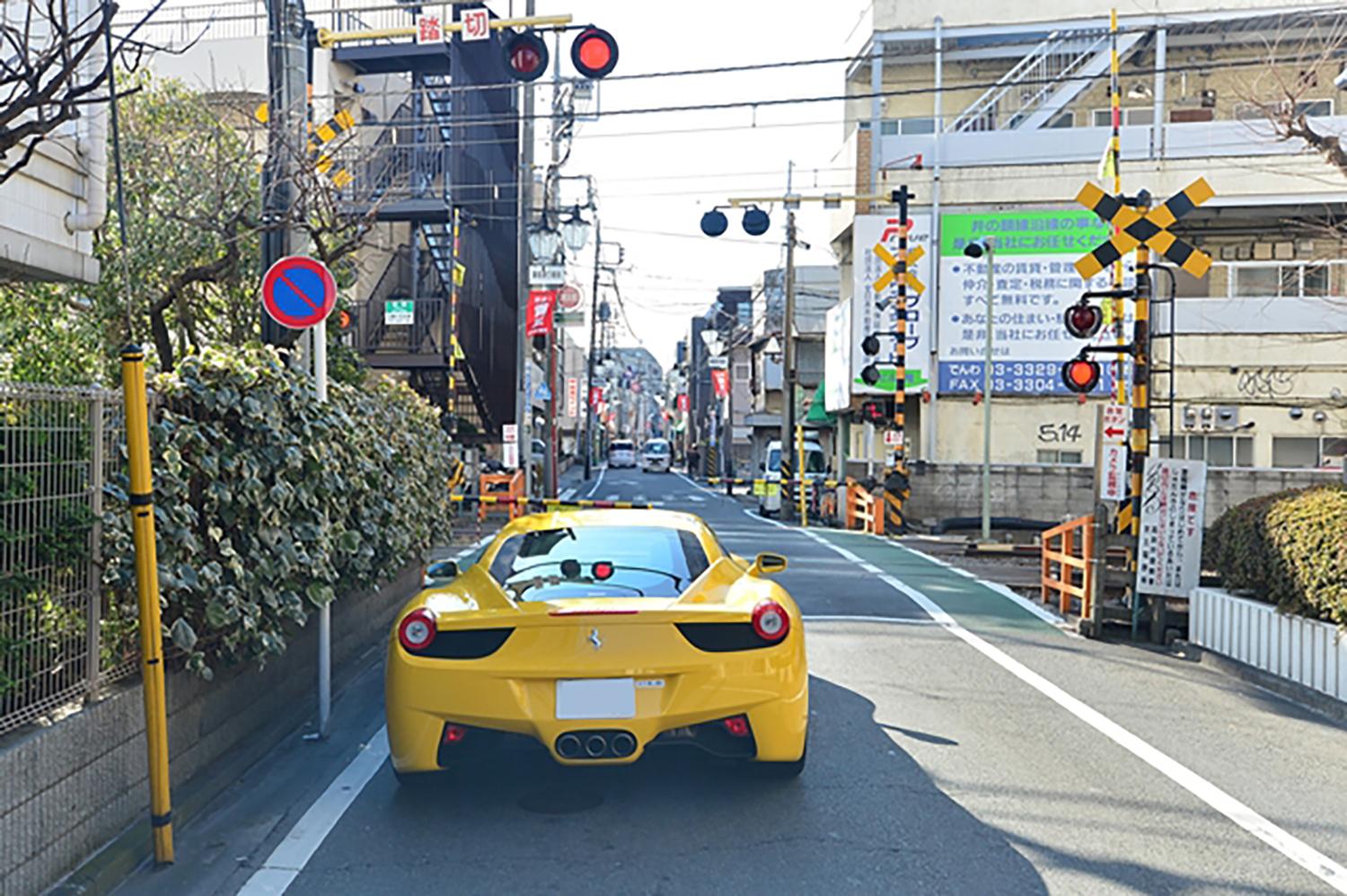 フェラーリの走行シーン