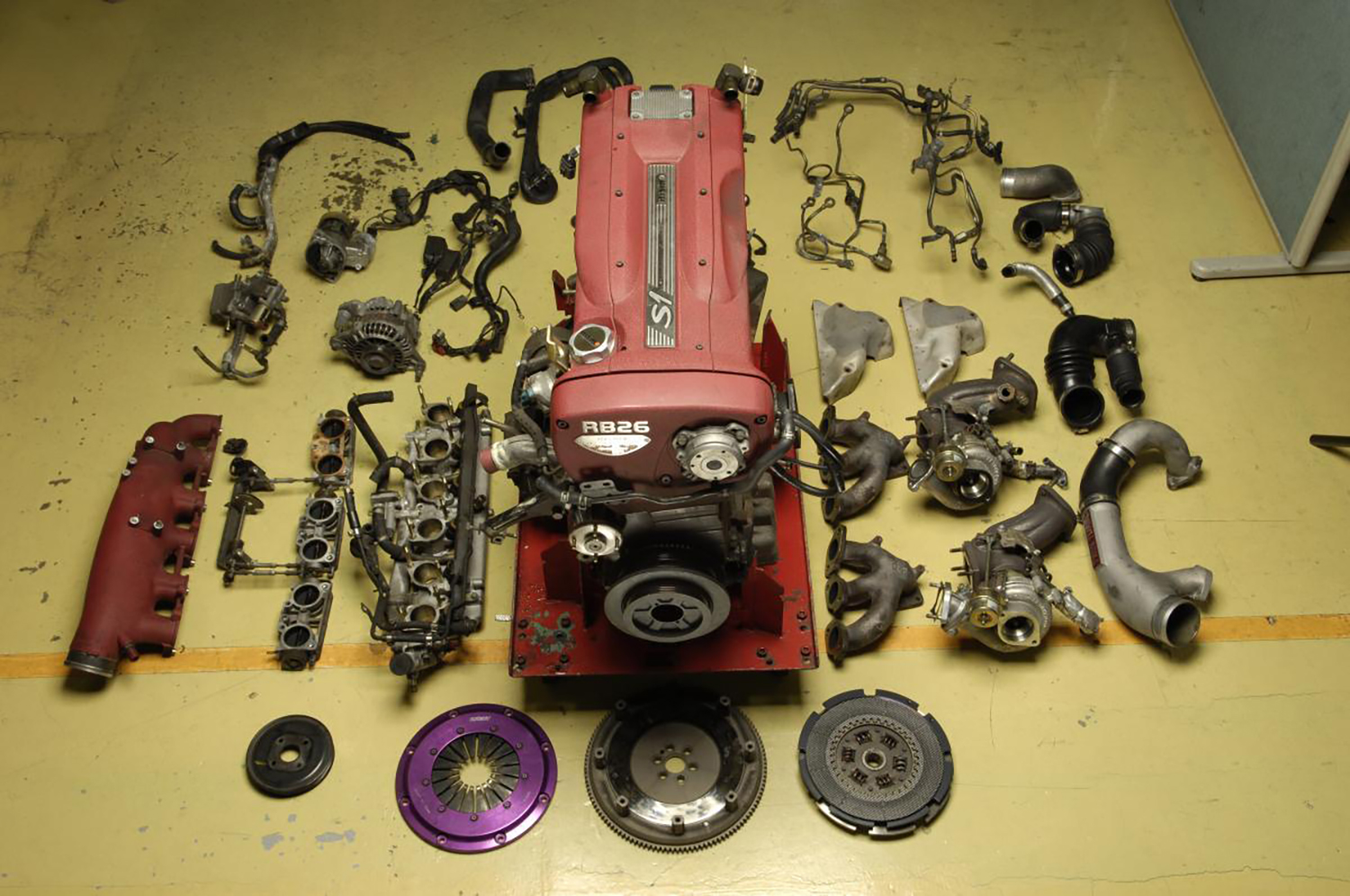 日産GT-Rの分解されたエンジン