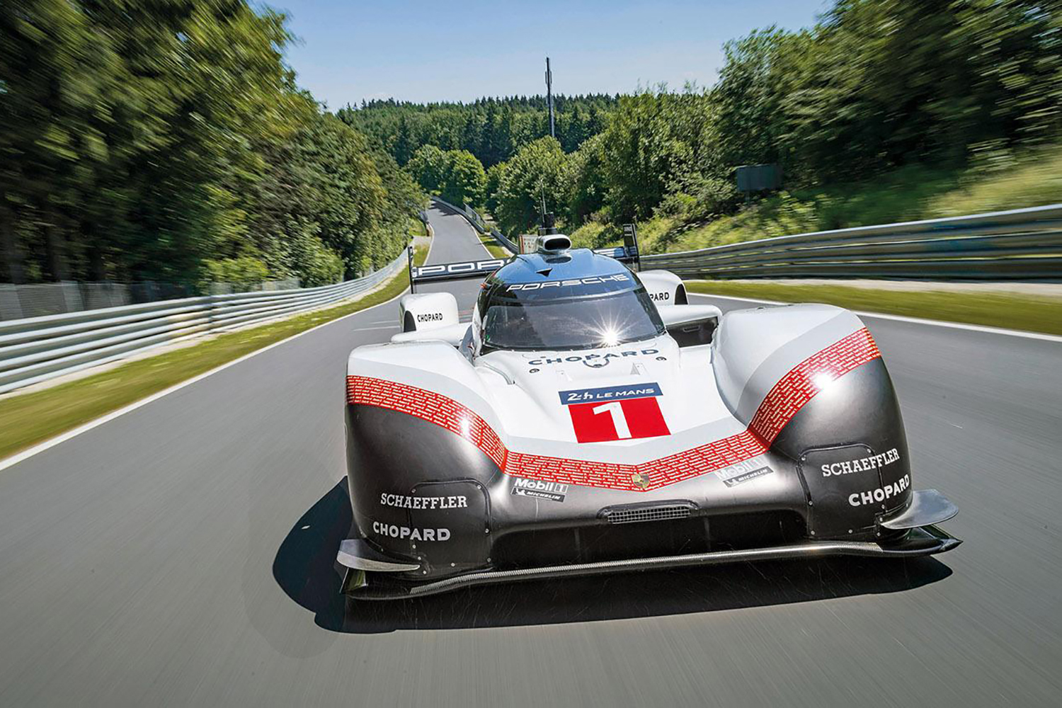 ポルシェの919ハイブリッドEVOの走行シーン