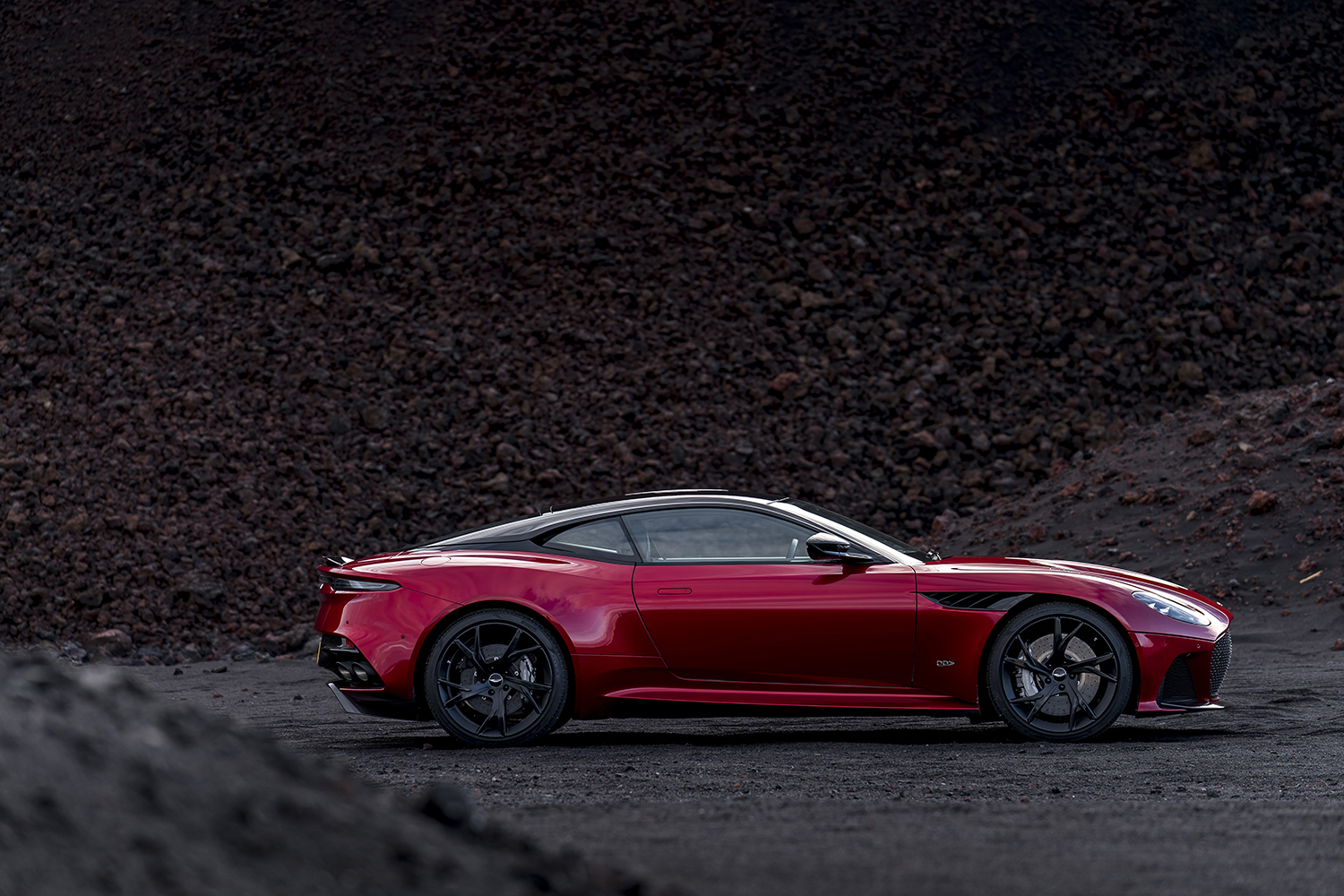 Aston Martin DBS Superleggera エンブレム-