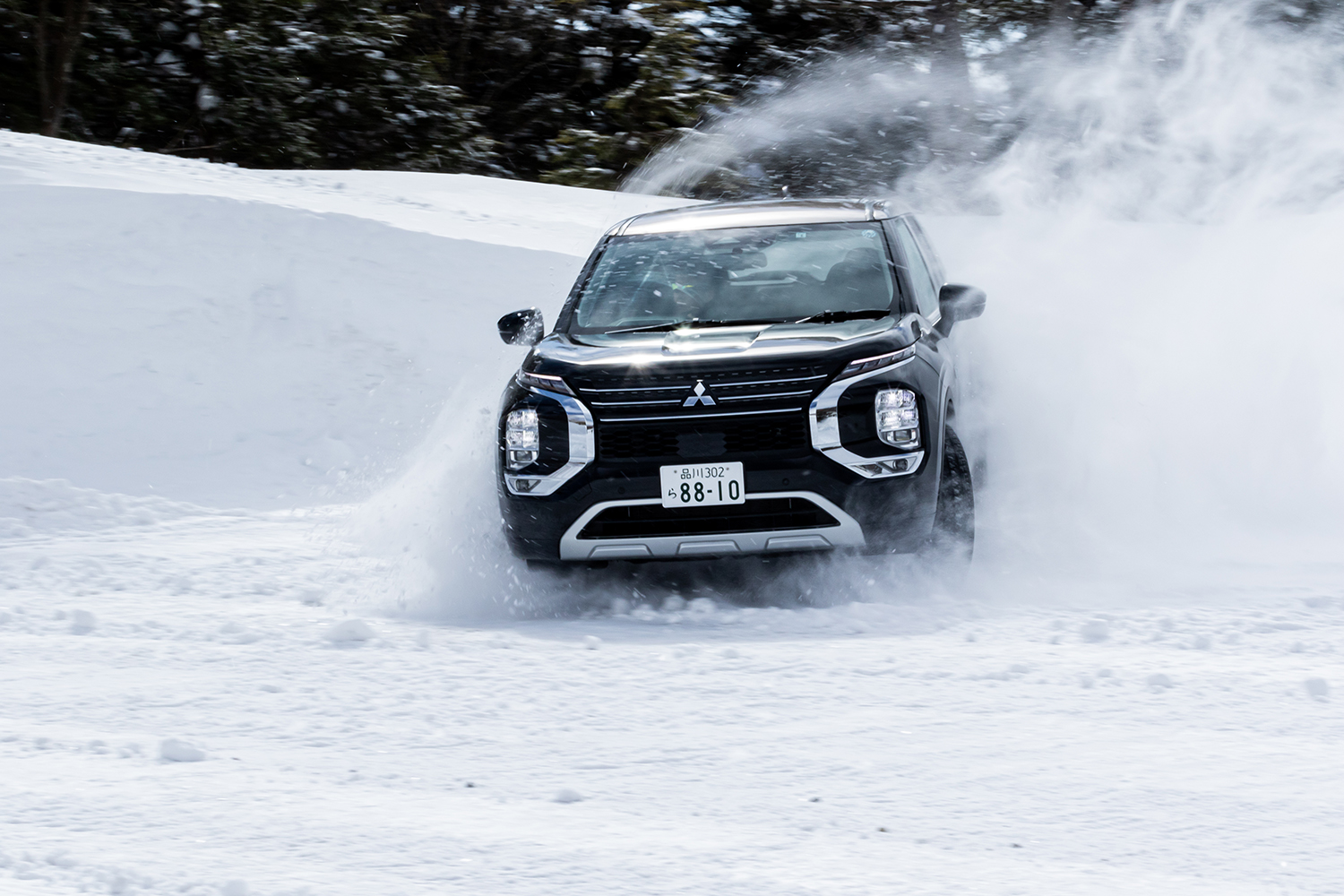 三菱アウトランダーPHEVの雪上走行シーン