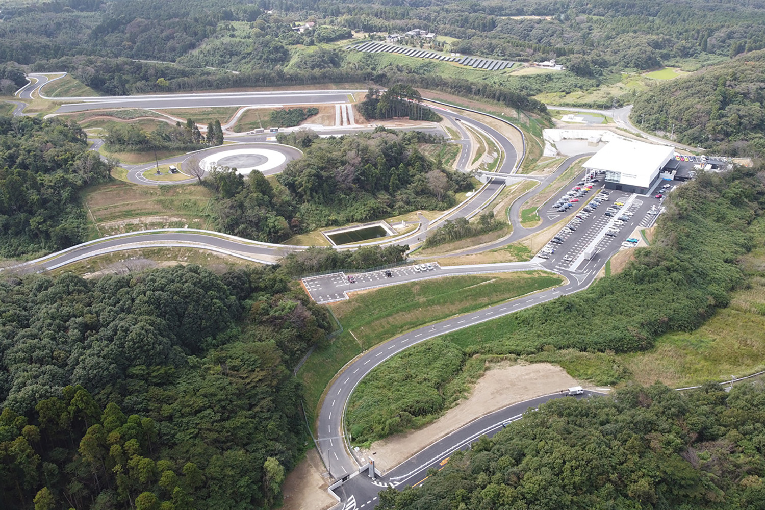 千葉県に建設されたポルシェエクスペリエンスセンター東京の俯瞰