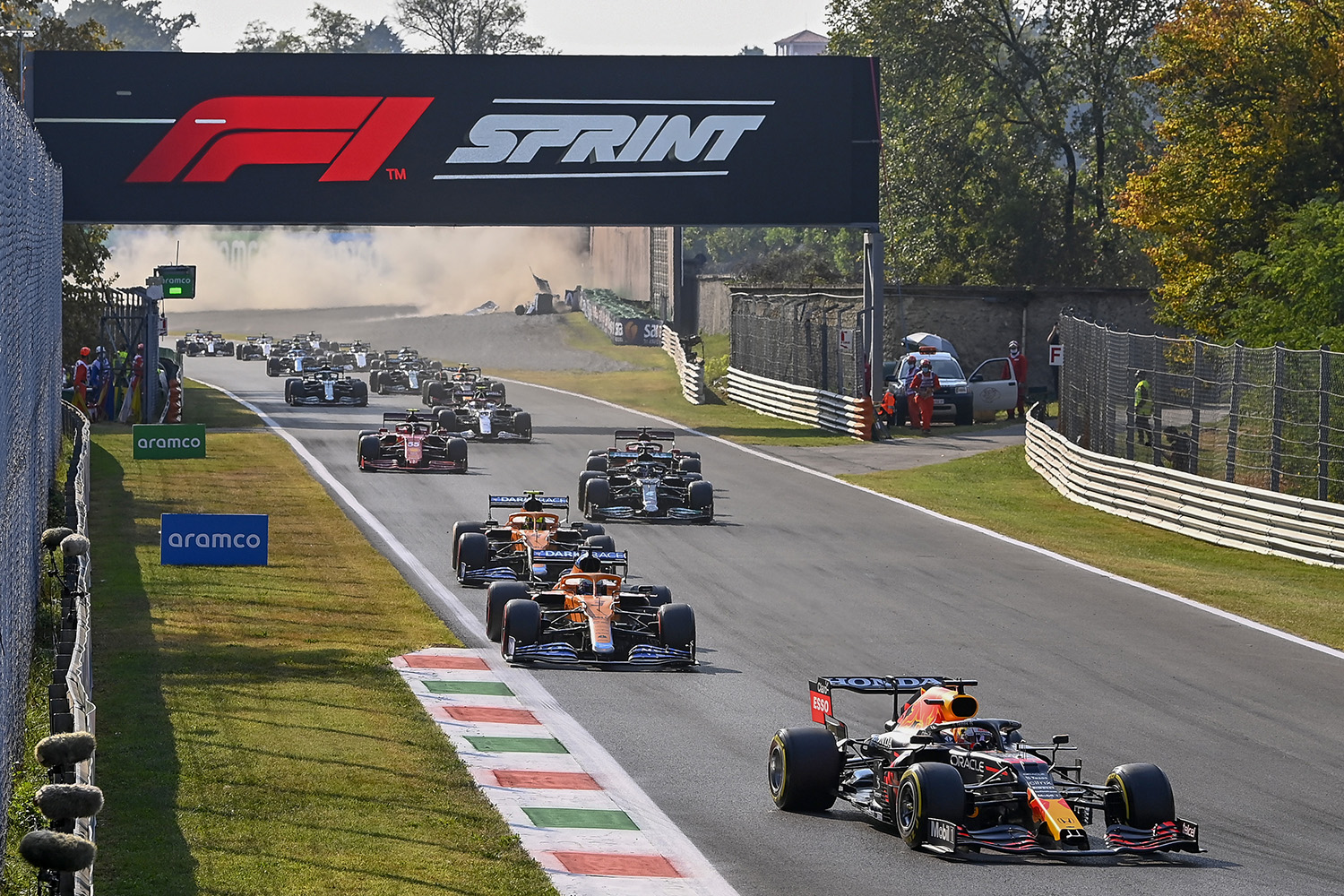 F1のレースシーンのイメージ