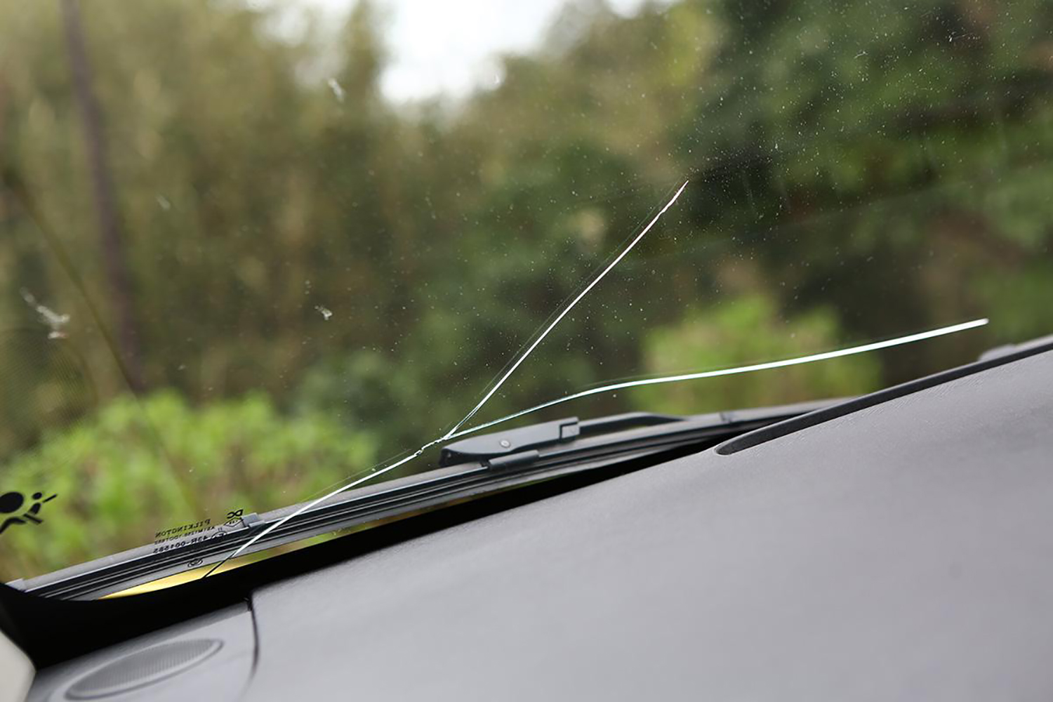 保険も使えるが 等級 に影響 そのままでは車検に通らないクルマのフロントガラスの ひび割れ の直し方 自動車情報 ニュース Web Cartop