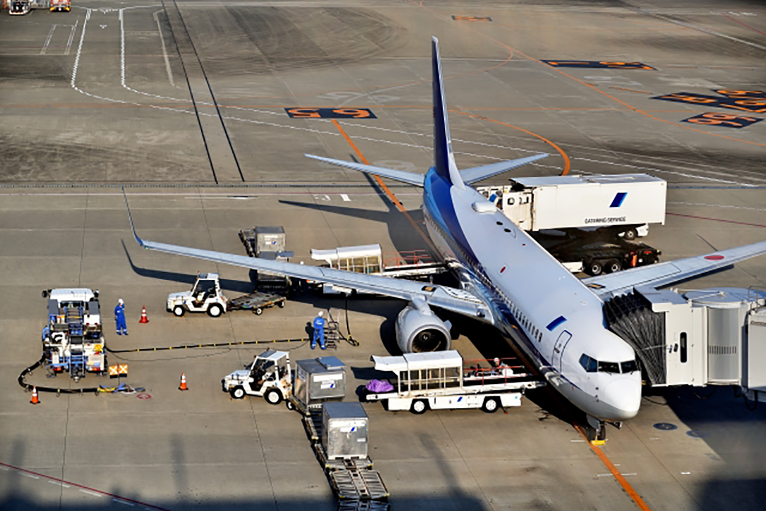 飛行機の給油風景