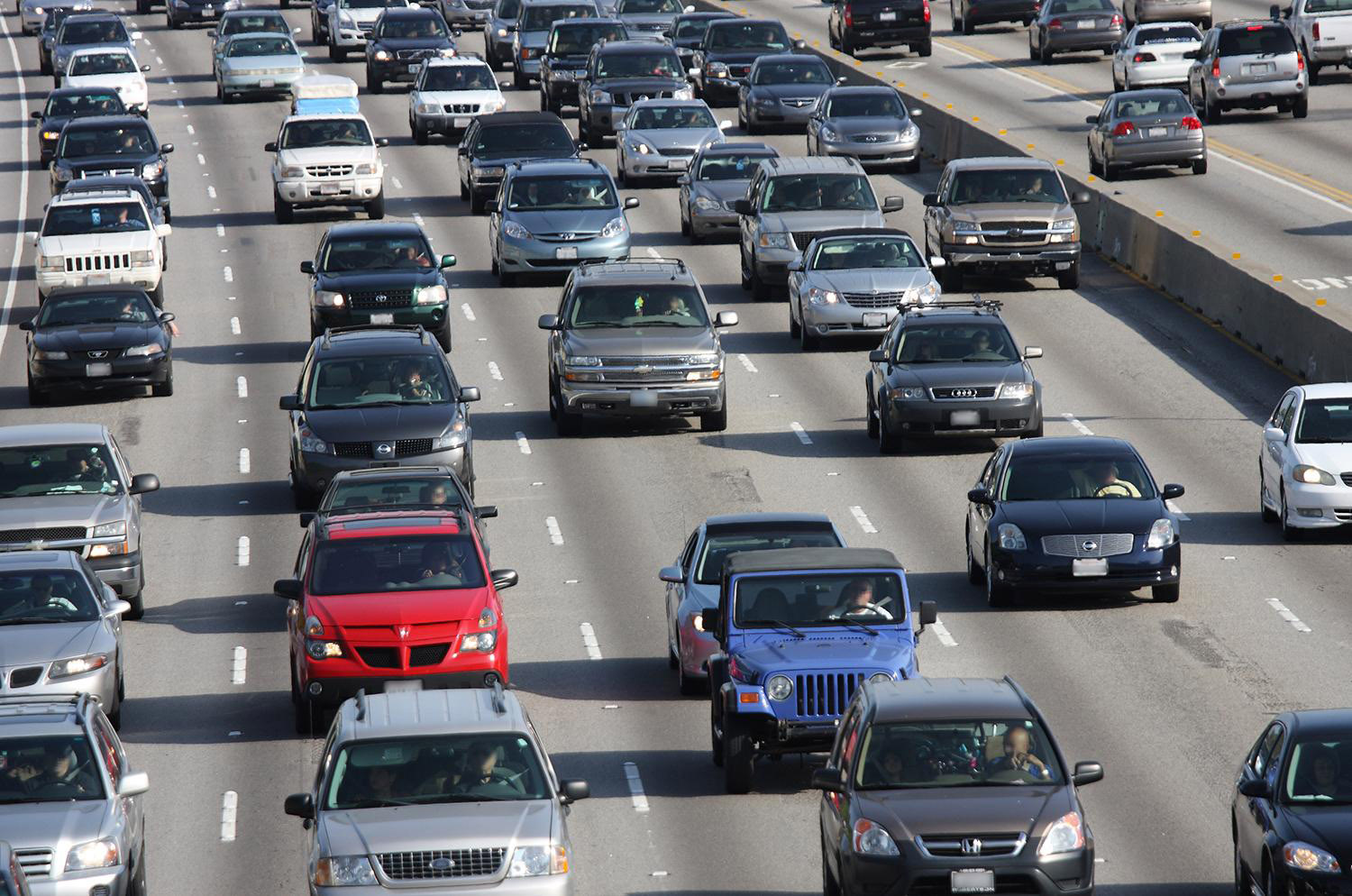 アメリカのフリーウェイの交通渋滞のイメージ