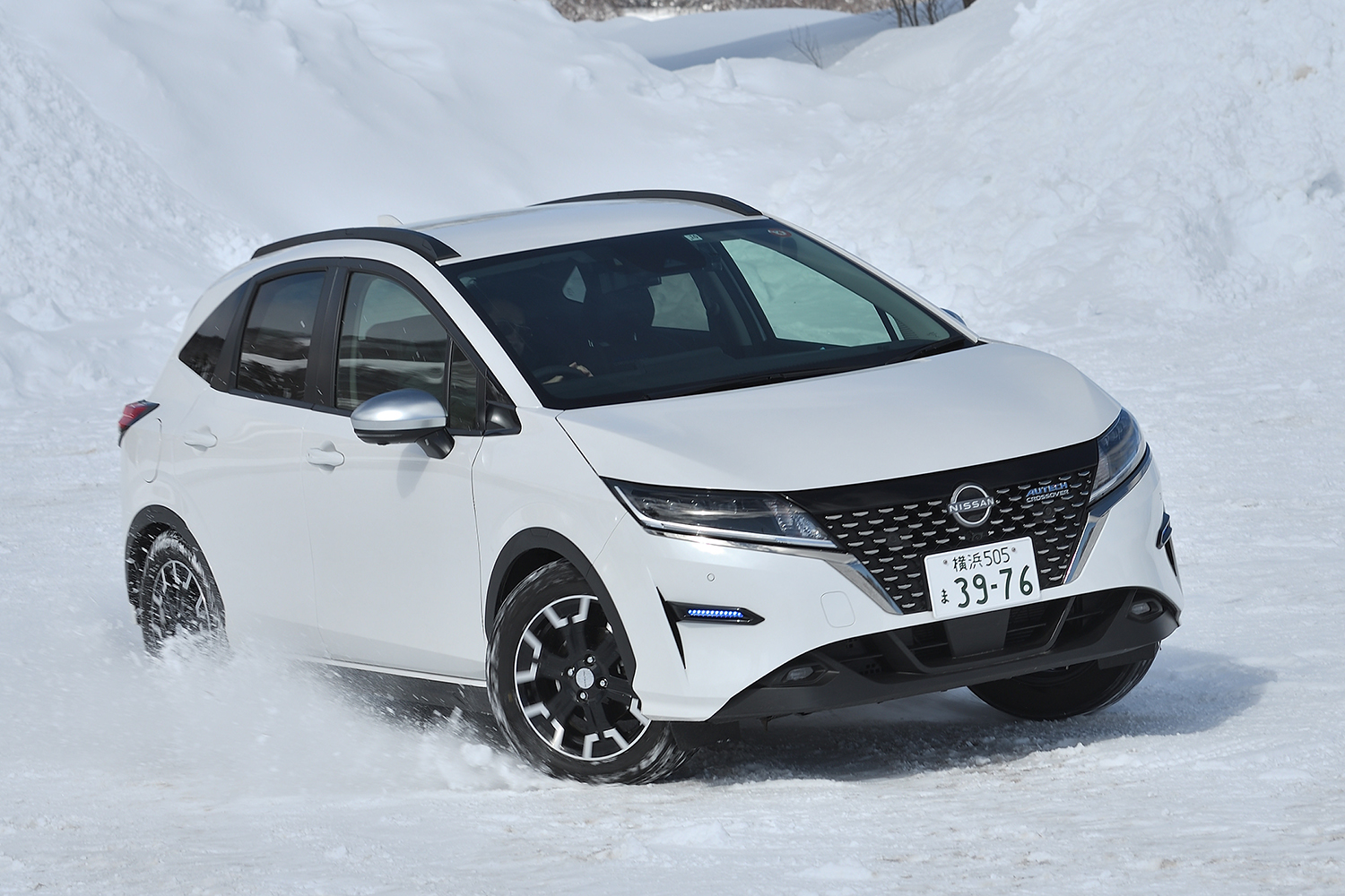 日産ノートAUTECHクロスオーバーの雪上走行シーン