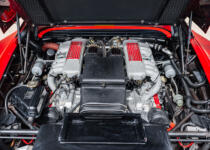 ランボルギーニがエンツォの心に恐れを産み付けた！　フェラーリ「V12ミッドシップ車」の誕生秘話
