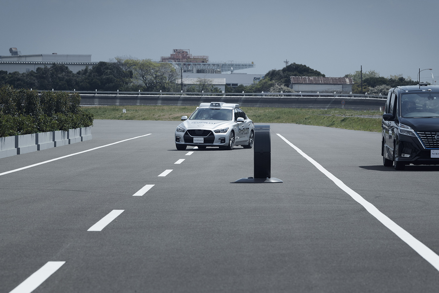 次世代高性能LiDARシステムを搭載した日産スカイラインハイブリッドによるデモ走行シーン