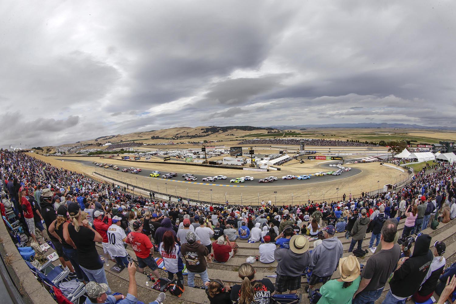 NASCARのレースに興奮する観客