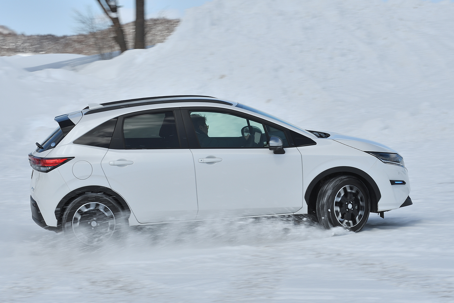 日産ノート・オーテック・クロスオーバーの雪上走行シーン