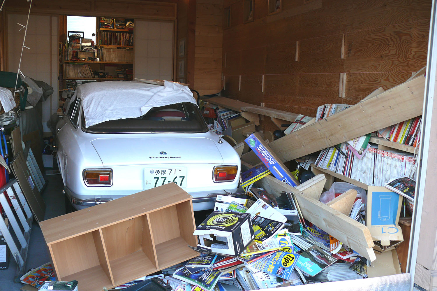 ガレージで崩れてきた本棚の下敷きになったアルファロメオGT1600ジュニア