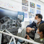 【画像】スゴ技披露中なのに「なんかまわってるなー」！　レクサスが技術協力する日本人エアレースパイロット室屋選手を直撃した 〜 画像12