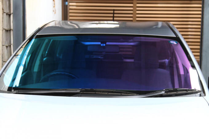 クルマのフロントガラスに色がついたフィルムを貼るのは合法 いま流行る オーロラフィルム 自動車情報 ニュース Web Cartop