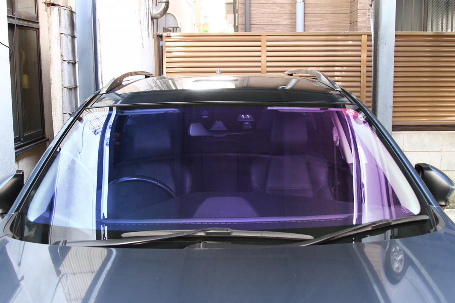 クルマのフロントガラスに色がついたフィルムを貼るのは合法 いま流行る オーロラフィルム 自動車情報 ニュース Web Cartop