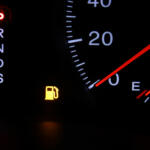 【画像】高速で止まると違反になるから要注意！　「燃料警告ランプ」が点いたら「残量」はどのぐらい？ 〜 画像1