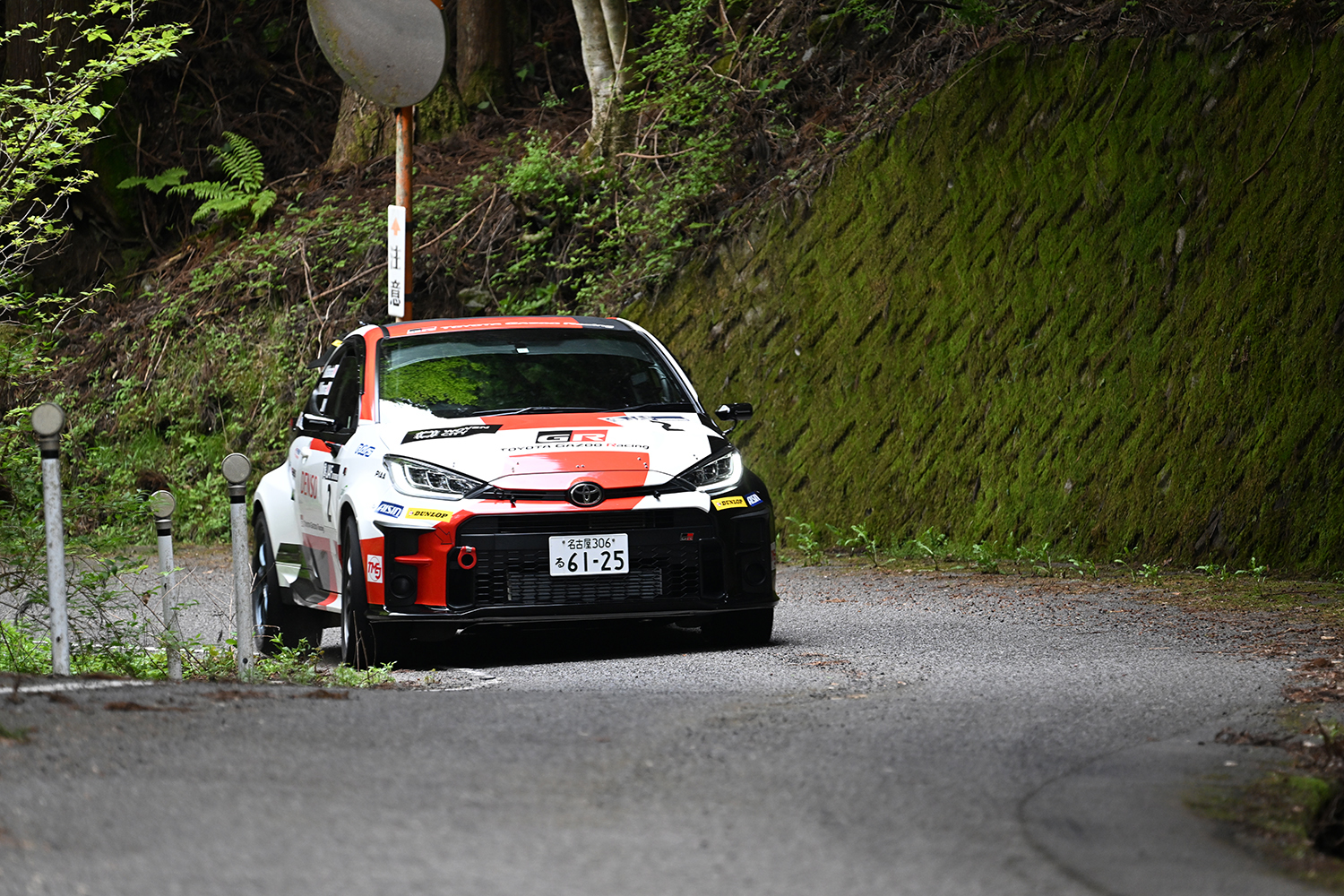 勝田選手が運転するトヨタGRヤリスの走行シーン