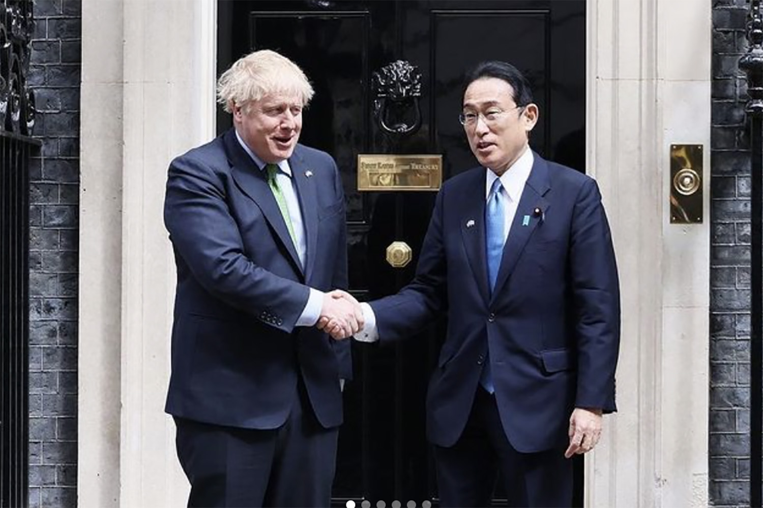 イギリスのジョンソン首相と日本の岸田総理