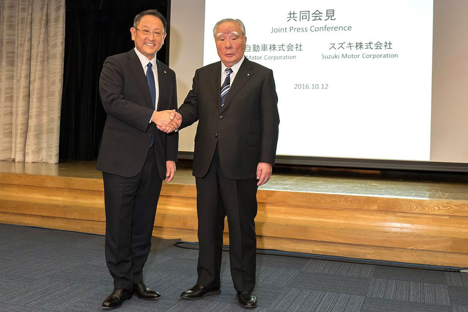 トヨタの豊田章男社長とスズキの鈴木修会長（当時）