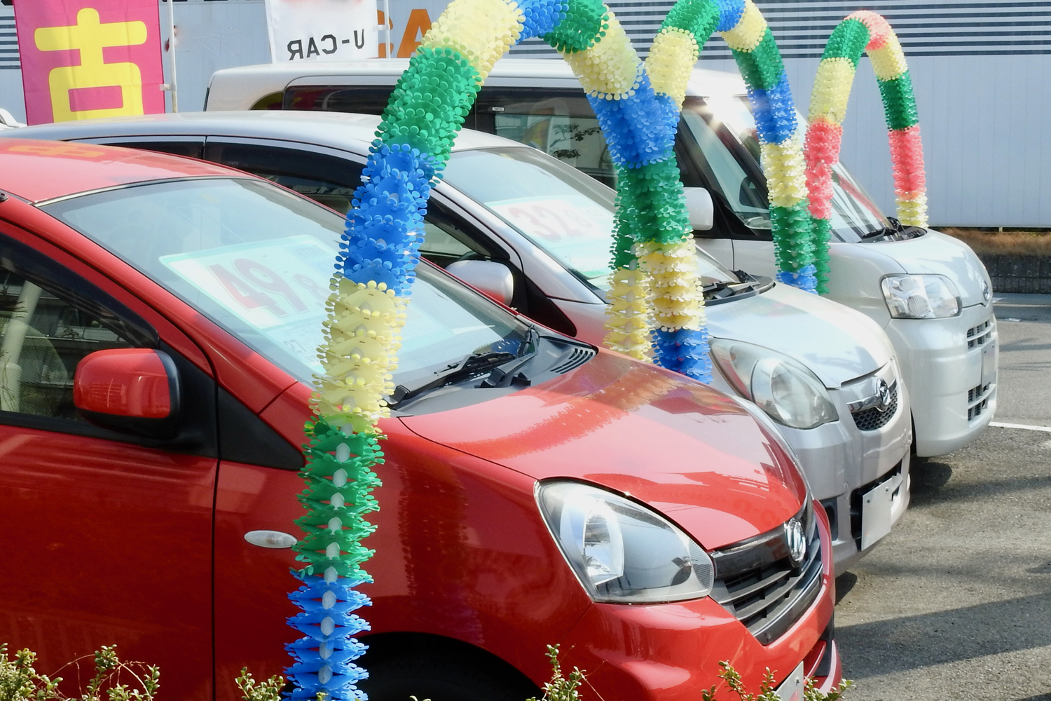 店頭に並ぶ軽自動車の写真 〜 画像5