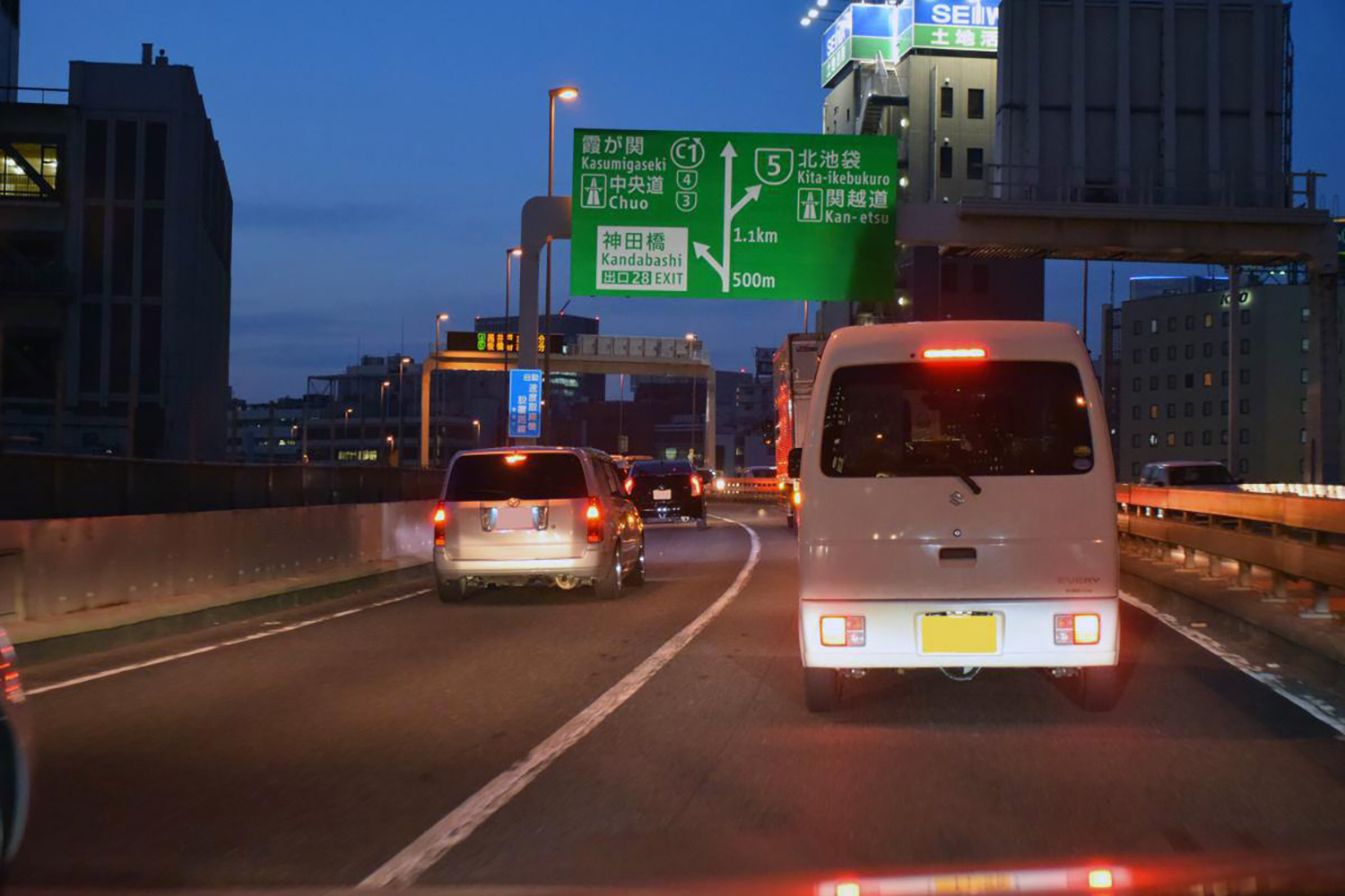 渋滞でブレーキを踏むクルマのイメージ 〜 画像3