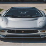 車名の数字は目標速度220マイルから！　まんまグループＣカーの見た目の「ジャガーXJ220」は紛れもないスーパーカーだった