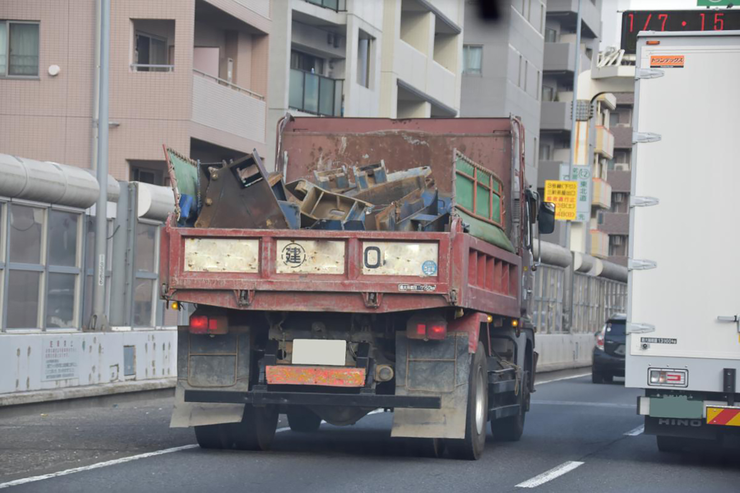 高速道路の落下物にぶつかってクルマが壊れた場合、責任は誰にあるのか