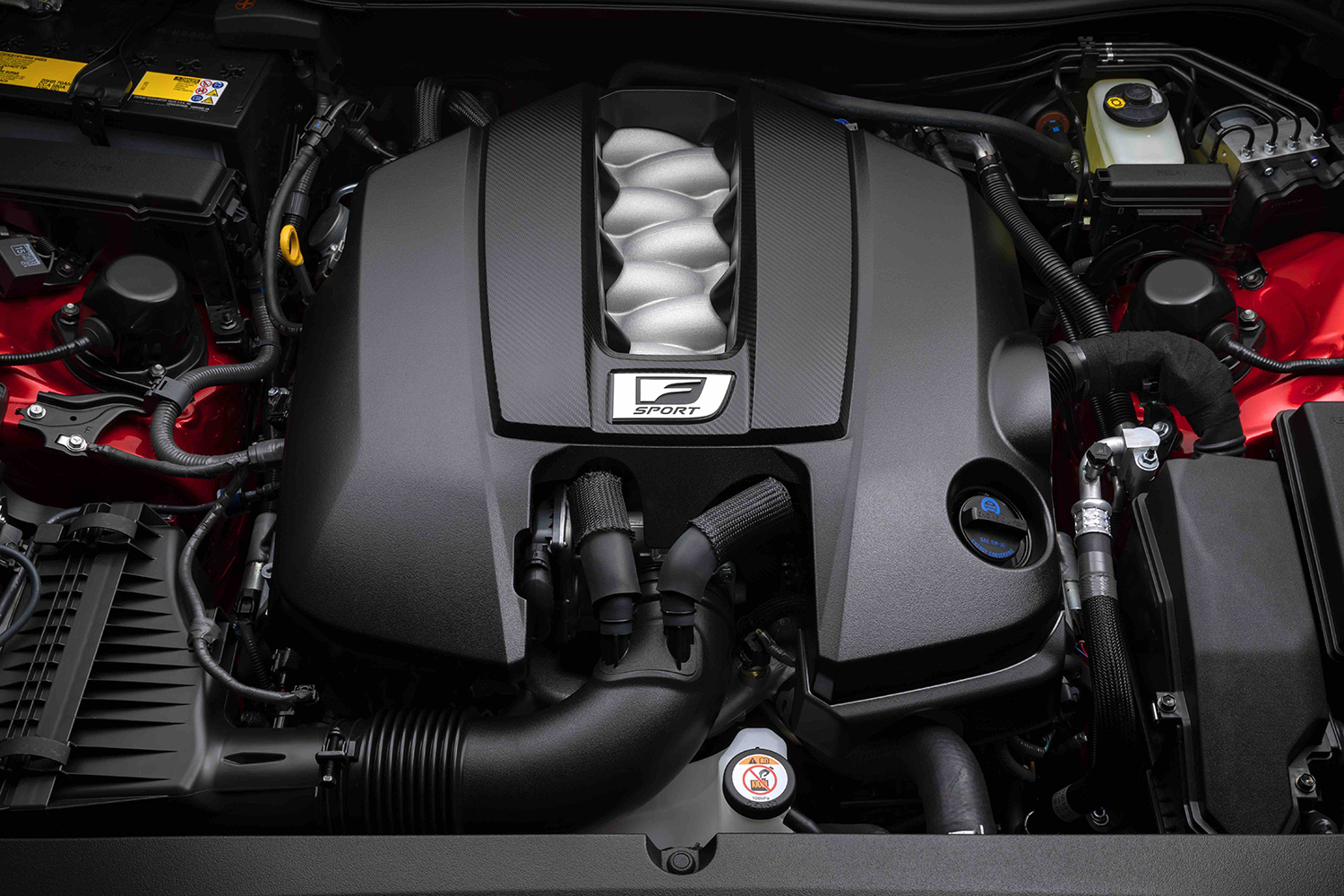 レクサスのIS500 F SPORT Performanceのエンジンの写真