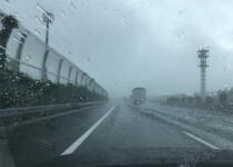 凄いぞニッポンの高速道路！　雨なのに水しぶきが上がらない＆騒音まで抑える「排水性舗装」とは
