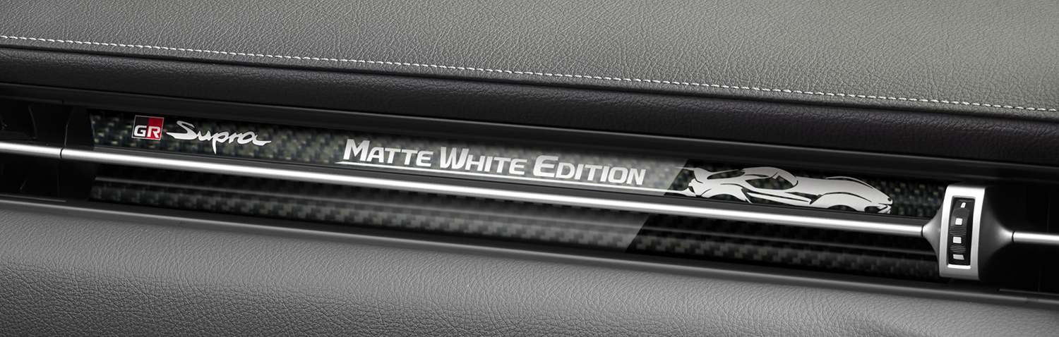 トヨタ・スープラRZ Matte White Editionのカーボンオーナメント
